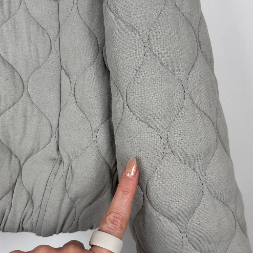 Lululemon Quilted Riverstone Taupe Bubble Shaped Cropped Bomber Jacket Size 8 - Picture 7 of 13